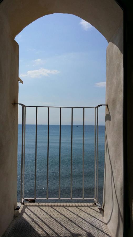 Balcone Sulla Spiaggia Чефалу Екстериор снимка