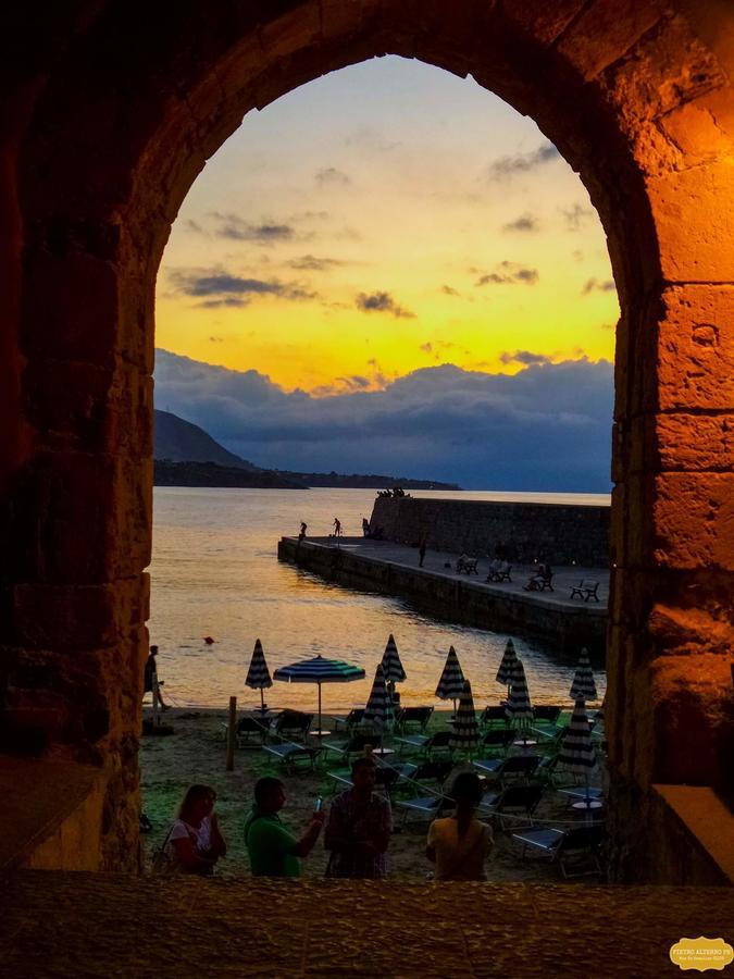 Balcone Sulla Spiaggia Чефалу Екстериор снимка